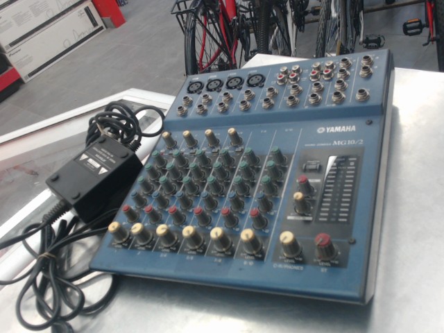 Consolee de mixage yamaha + power supply