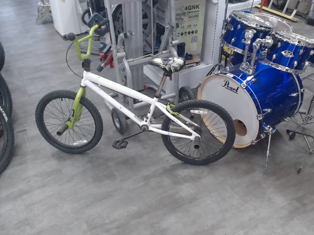 Bmx vert et blanc
