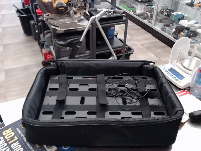 Pedal board complet dans etuie