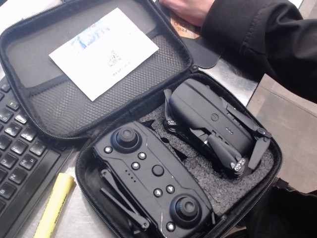 Drone avec manette fonctionelle