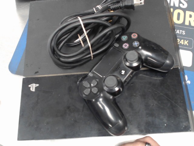 Ps4 avec fils et manettes