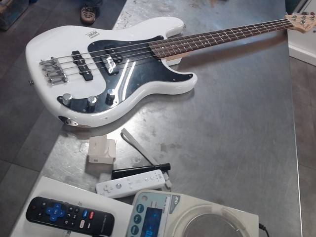 Bass squier affinity