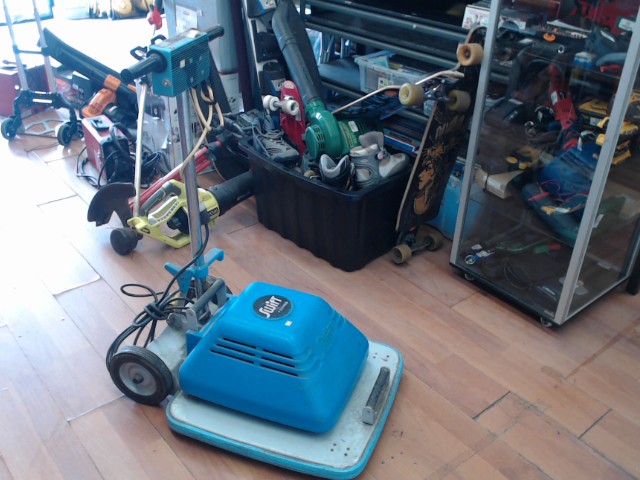 Floor buffer