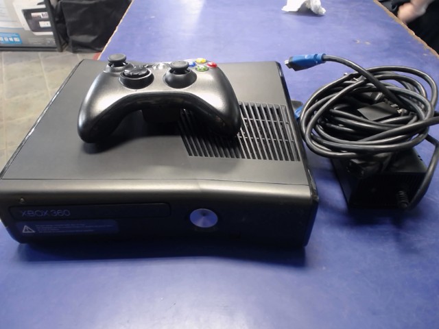 Console +accessoires manette comme neuve
