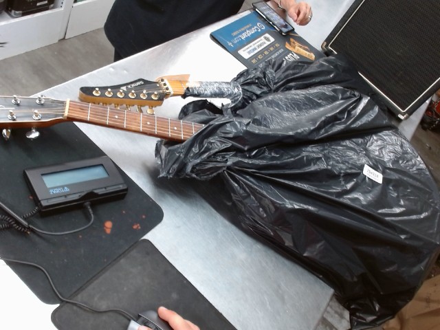Guitare acoustique dans sac poub ache ic