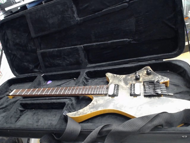 Guitare electrique chevalet fixe no tete