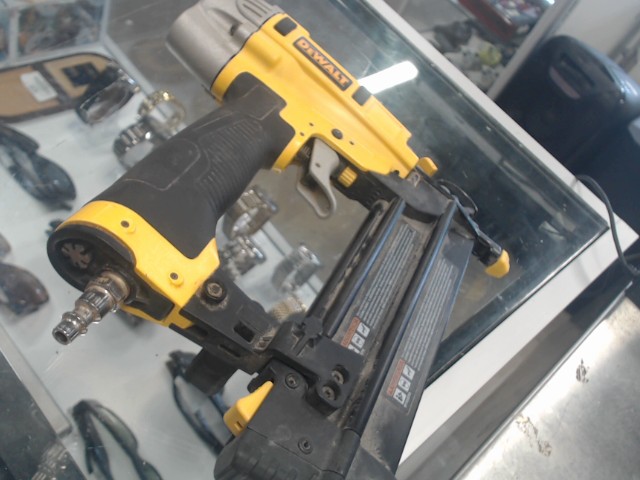Gun a clou de finition