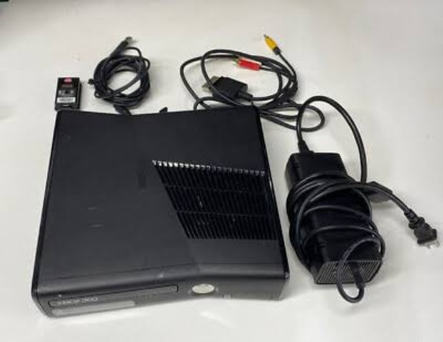 Console xbox 360 (pas de manette) + fils