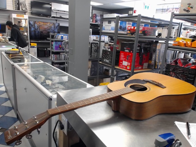 Guitare acoustique norman manque 1 corde