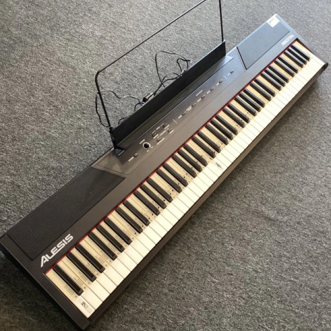 Keyboard 88 key piano in bag + acc