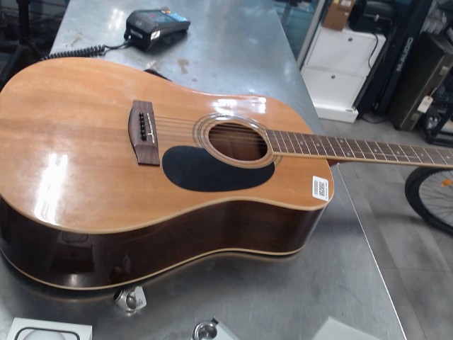Guittre en tres bonne condition
