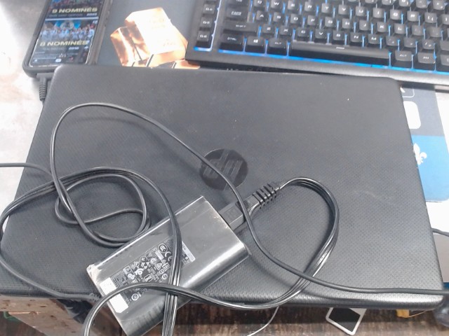 Laptop hp avec charger noir