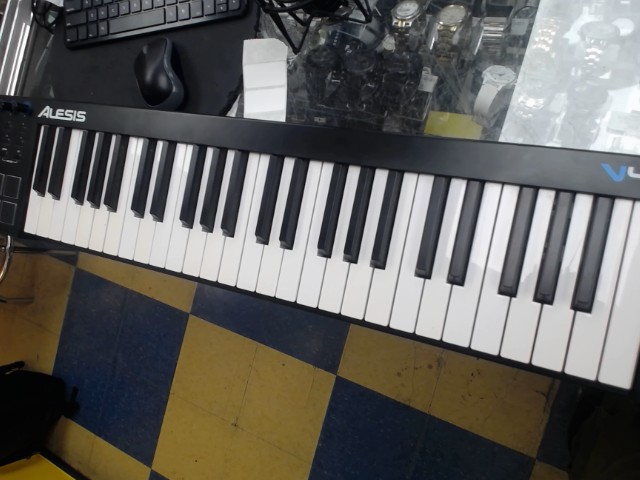 Vlavier midi avec son cable usb + bag bl