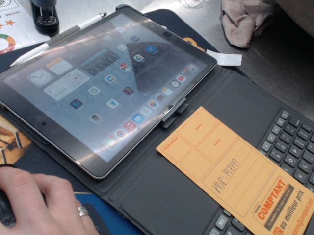 Ipad 9gen avec etuit plus crayon
