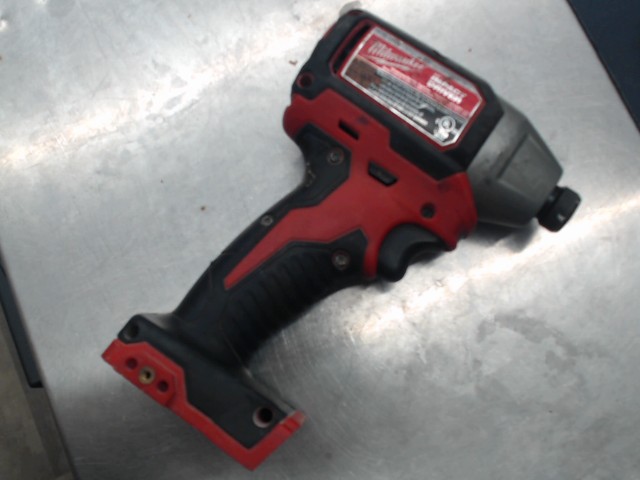 Milwaukee impact driver w dewalt bit