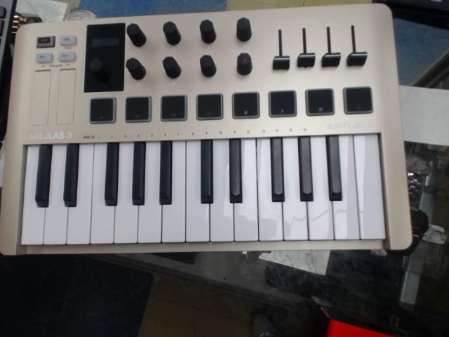 Arturia minilab3 midi keyboard 25 touche