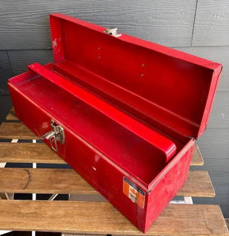 Boite a outil metal rouge