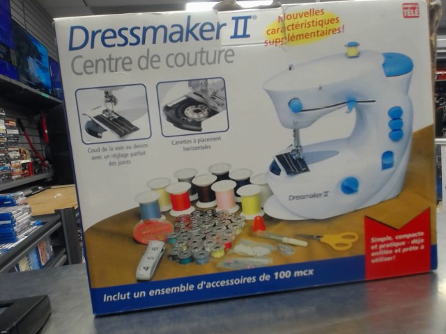 Peitite machine a couture dans boite