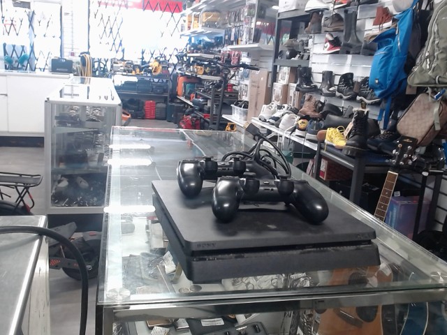 Ps4 avec 2 manettes et cable eu
