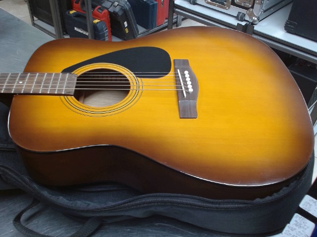 Guitare accoustic yamaha ds case
