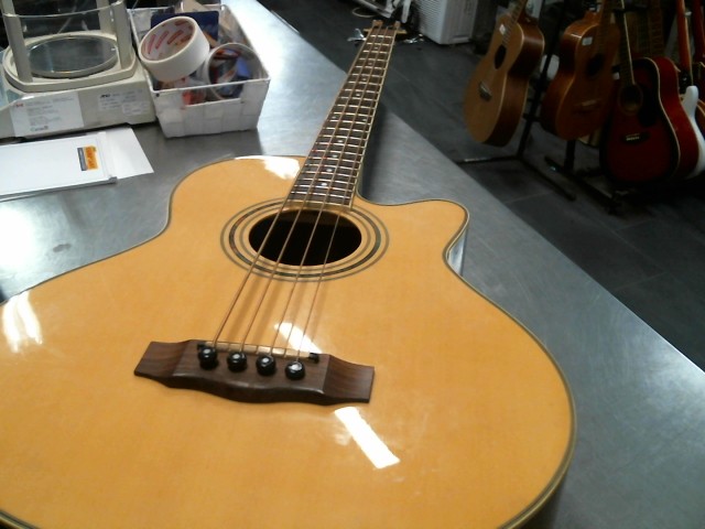 Guitare maron dans un sac noir