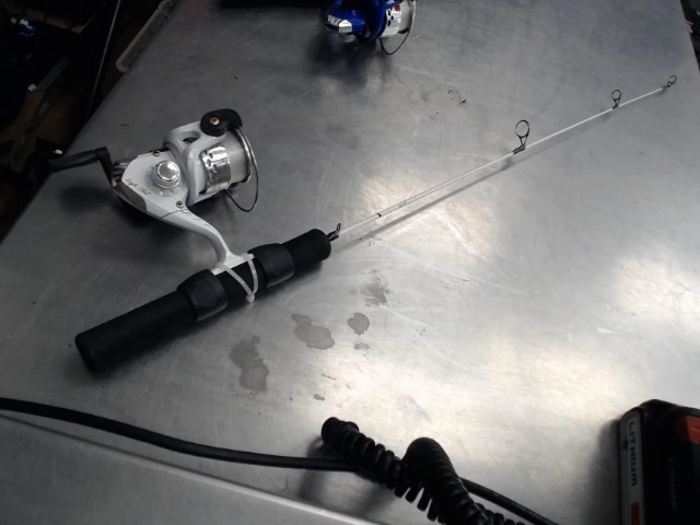 Canne a peche pour peche sur glace bleu