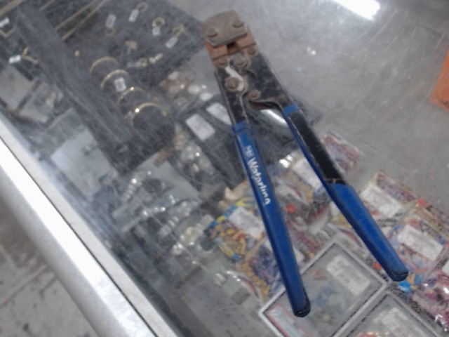 Paire de pince a denuder