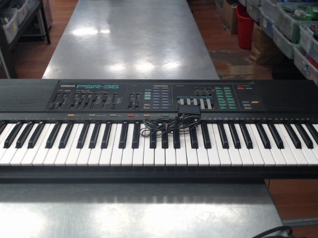 Synthetiseur avec pied et courant