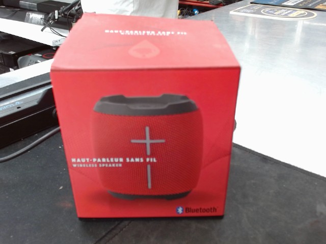 Petit speaker rouge dans boite
