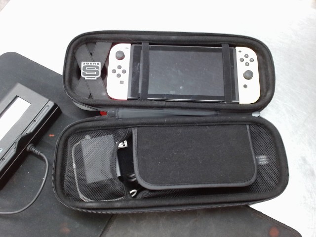 Nintendo switch avec fil dans case gris