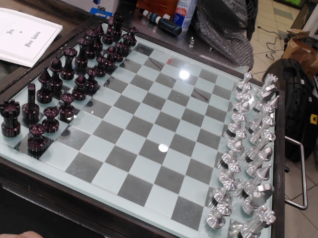 Le grand jeu d'�chec en vitre et metal