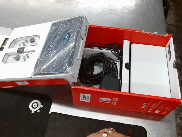 Nintendo switch oled dans boite