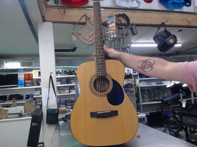 Guitar accoustic dans case mou