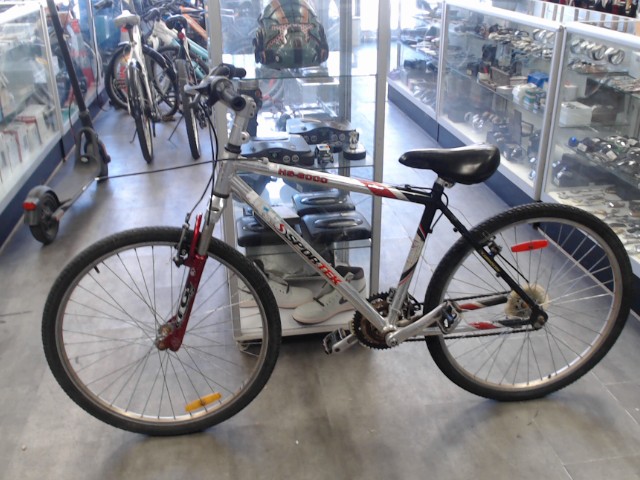 Velo de route gris et rouge roues 26''