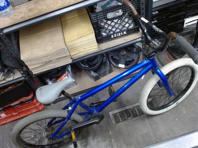 Bmx bleu avec blanc en avant