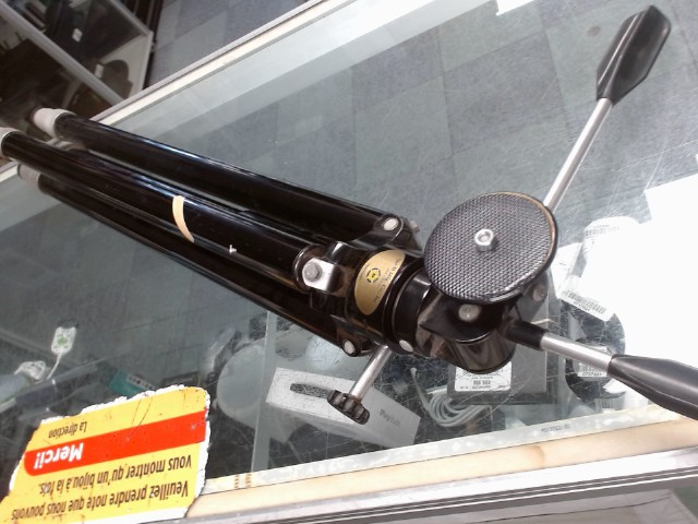 Tri-pied camera