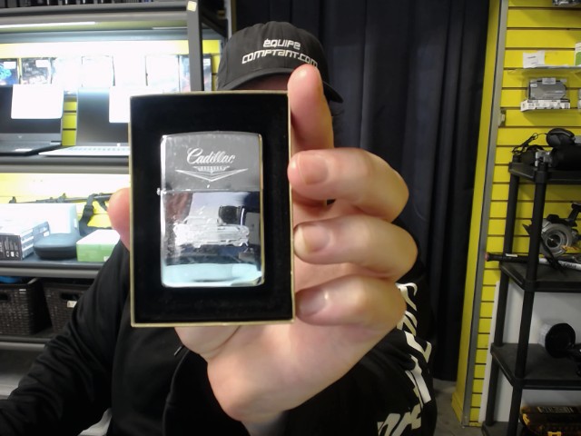 Zippo cadillac dans la boite