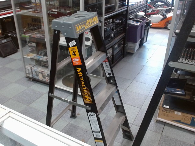Echelle metaltech 4' 250lb neuf