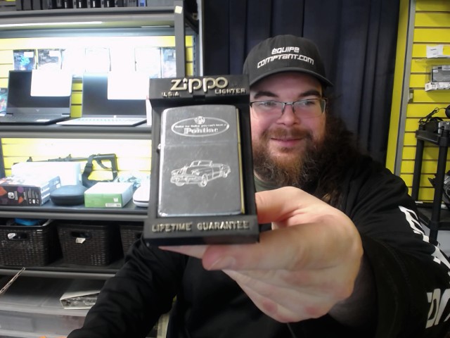 Zippo pontiac sur socle