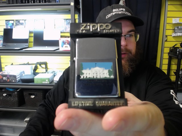 Zippo the white house sur socle