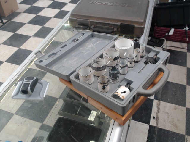 Power change hole saw systeme
