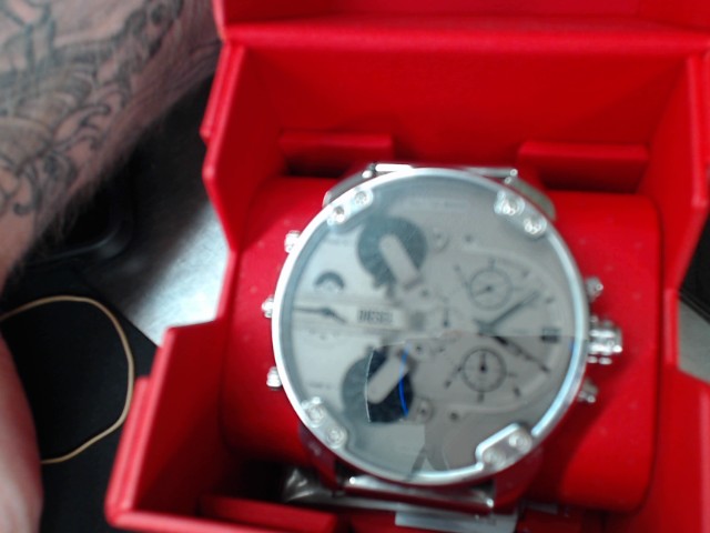 Montre diesel comme neuf dans box rouge