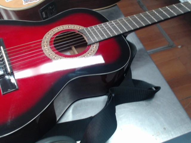 Guitare acoustique rouge avec etui