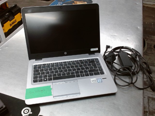 Ordinateur portable avec chargeur