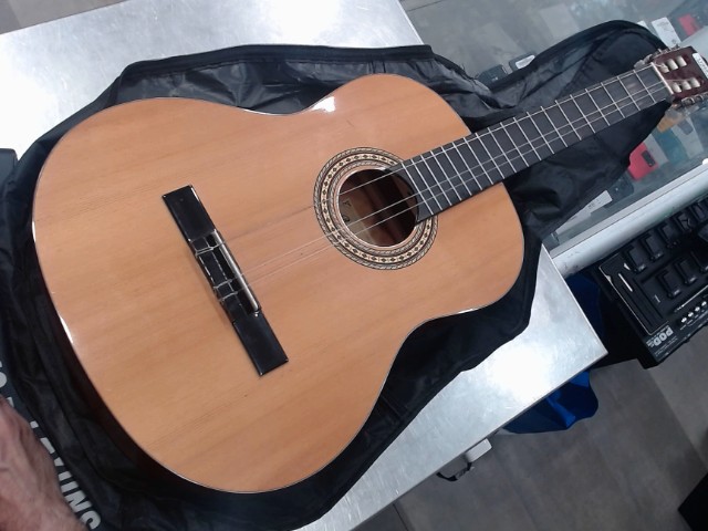 Guitar accoustique 2 cordre bris�