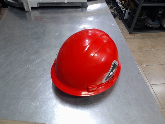 Caque construction rouge