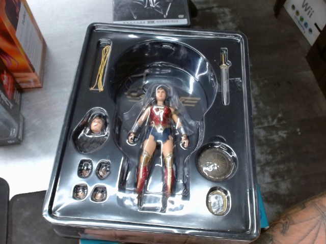 Figurine wonder women