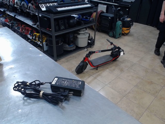 Trottinette electrique + acc ms
