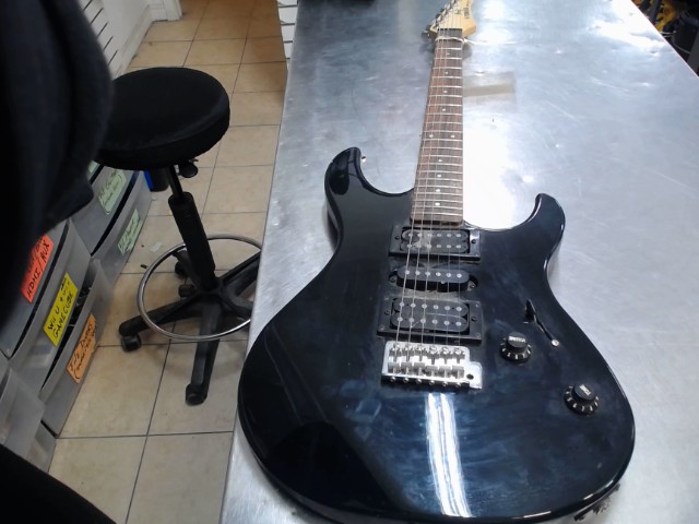 Guitar acoustic yamaha noir + pied