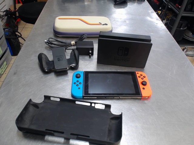 Nintendo switch + dock/chargeur + acc